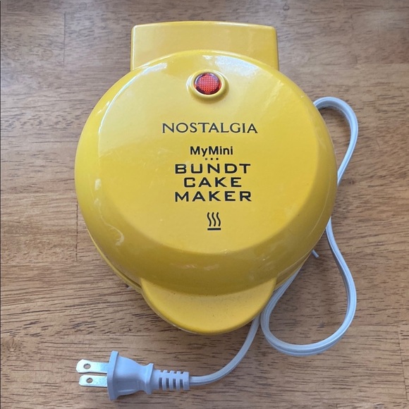 Nostalgia Mini Bundt Cake Maker - Picture 1 of 4
